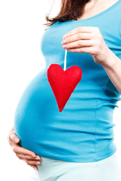 Gravid kvinna med rött hjärta, symbol för nytt liv och förväntar sig för nyfödda — Stockfoto