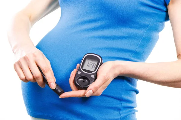 Mujer embarazada con glucómetro comprobando el nivel de azúcar —  Fotos de Stock