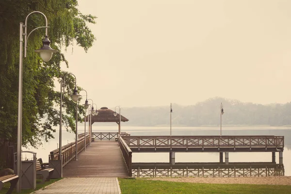 Photo vintage, Sentier pédestre et jetée en bois au lac par temps nuageux — Photo