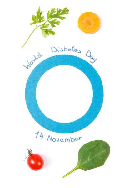 Синий круг как символ борьбы с сахарным диабетом и свежими овощами, здорового питания при заболеваниях — стоковое фото