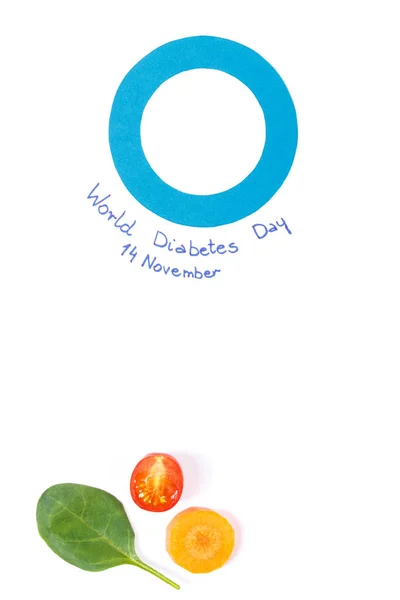 Blauwe cirkel als symbool van wereld diabetes dag en verse groenten, kopie ruimte voor tekst op wit — Stockfoto