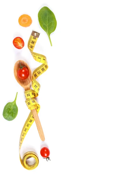 Cucchiaio con centimetro e verdure, concetto di nutrizione snella e sana, copiare lo spazio per il testo su bianco — Foto Stock