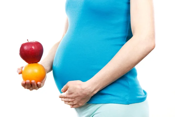 Zwangere vrouw houden van vers rijp fruit, gezonde voeding tijdens de zwangerschap — Stockfoto