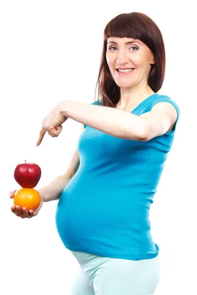 Bonne femme enceinte montrant des fruits frais mûrs, des aliments sains et de la nutrition pendant la grossesse — Photo