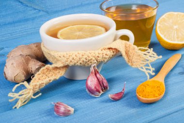 Sonbahar ya da kış akşam için limonlu sıcak çay