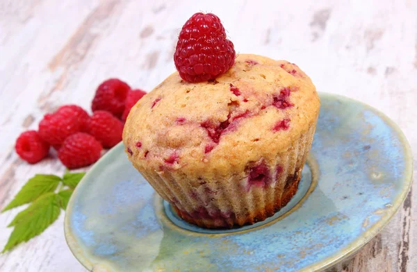 Fresh baked homemade cupcake with raspberries, delicious dessert concept — Stock Photo, Image