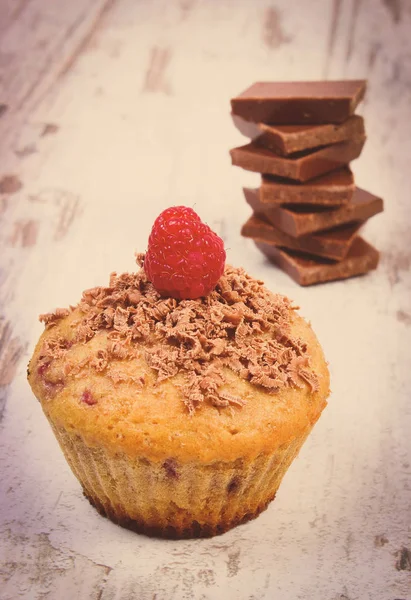 Vintage photo, Fresh baked muffins with raspberries and chocolate, delicious dessert — Stock Photo, Image