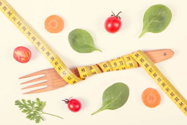 Vintage Fotoğraf, ahşap çatal sarılı şerit metre ve taze olgun sebze, kavramı zayıflama ve sağlıklı beslenme