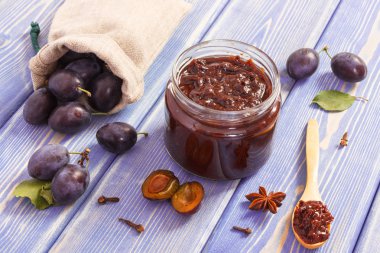 Ev yapımı Erik reçeli, meyve ve baharat kurullarında, sağlıklı tatlı kavramı