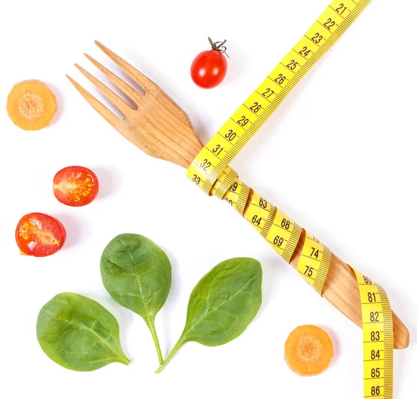 Forchetta con centimetro e verdure, concetto di nutrizione snellente e sana — Foto Stock