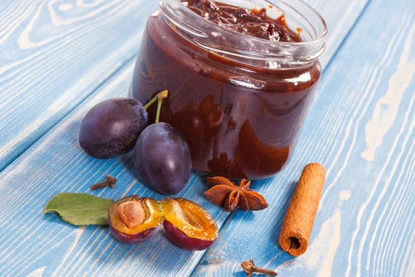 Kavanoz, olgunlaşmış meyve ve baharat kurullarında, sağlıklı tatlı tatlı taze Erik reçeli