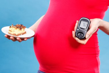 Gebelikte şekeri ölçüm cihazı ile iyi sonuç şeker seviyesi ve parçası cheesecake, diyabet ve beslenme tutan hamile kadın