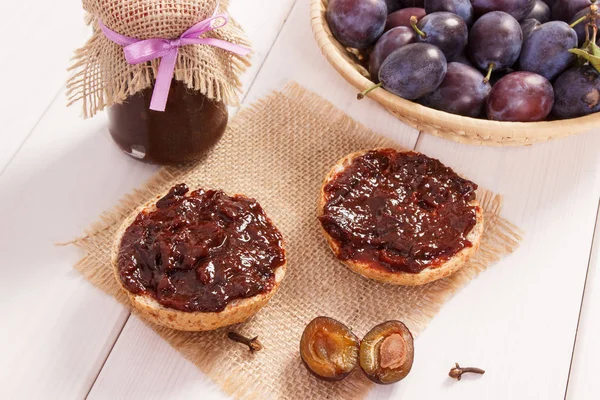 Taze sandviç Erik marmelat ya da reçel, Kahvaltı konsepti ile hazırlanmış