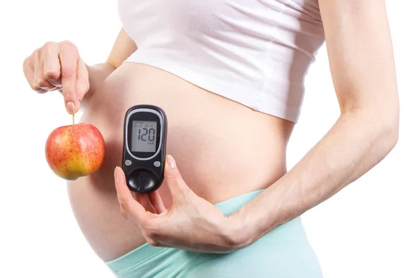 여자 임신에서 임신 중 혈당 측정기와 애플, 당뇨병과 건강 한 영양 들고 — 스톡 사진