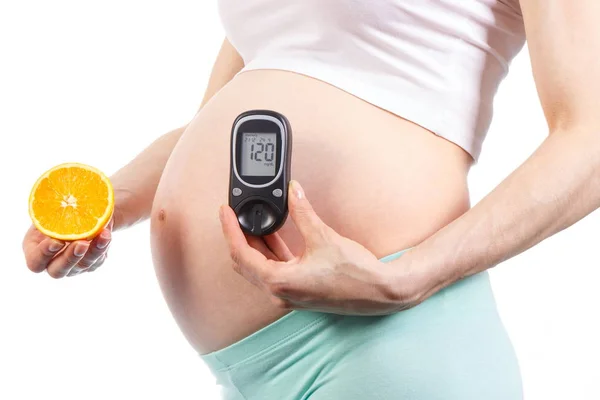 여자 임신에서 임신 중 혈당 측정기와 오렌지, 당뇨병과 건강 한 영양 들고 — 스톡 사진