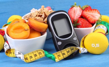 Şeker Ölçüm, sağlıklı gıda, halter ve santimetre, diyabet, sağlıklı ve sportif yaşam kavramı