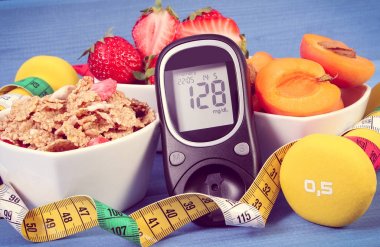 Şeker Ölçüm, sağlıklı gıda, halter ve santimetre, diyabet, sağlıklı ve sportif yaşam kavramı