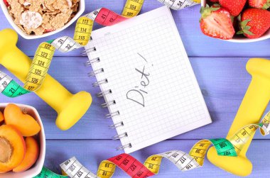 Sağlıklı gıda, halter, santimetre ve notlar, zayıflama, sağlıklı ve sportif yaşam kavramı için not defteri