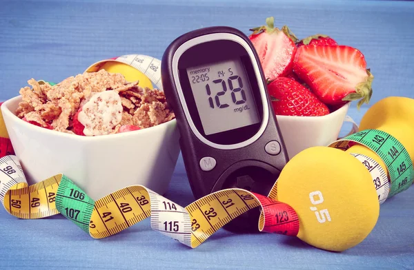 Compteur de glucose avec taux de sucre, aliments sains, haltères et ruban à mesurer — Photo