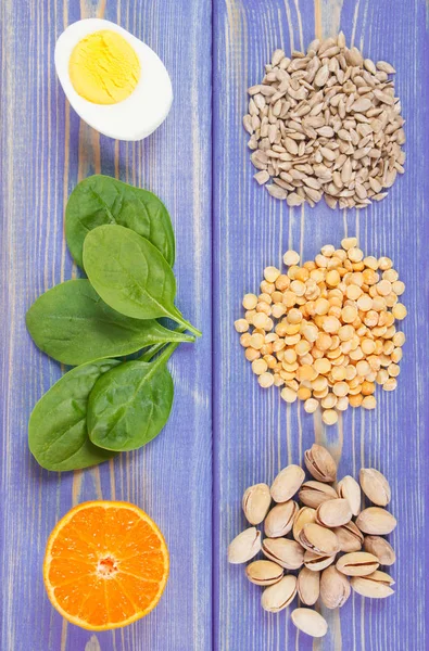 Productos que contienen vitamina B1 y fibra dietética, concepto de nutrición saludable —  Fotos de Stock