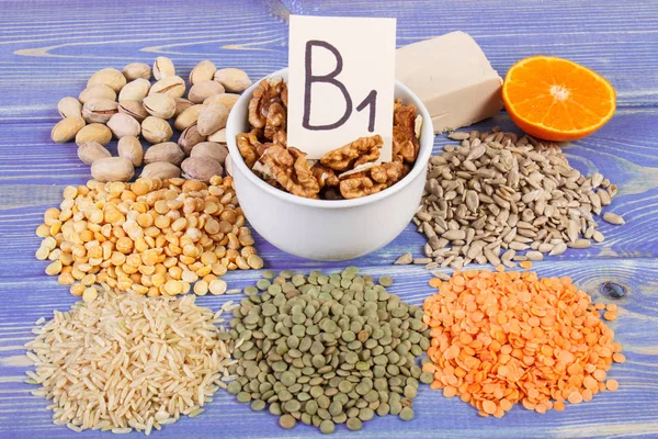 Producten of ingrediënten die bevat vitamine B1, voedingsvezels en natuurlijke mineralen, gezonde voeding concept — Stockfoto