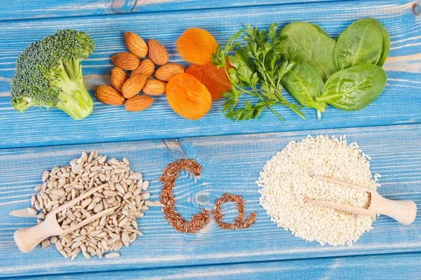 Ingrediënten met calcium, voedingsvezels en natuurlijke mineralen, concept van gezonde voeding — Stockfoto