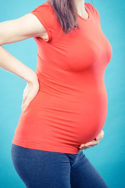 Kvinna i gravid med mage eller rygg smärta, hälsovård och värk under graviditet — Stockfoto