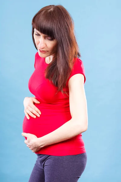 Smutná žena v těhotenství s bolestí žaludku dotýká její břicho, pojem bolesti v těhotenství a riziko potratu — Stock fotografie