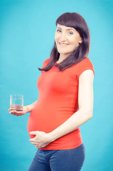 Donna incinta con bicchiere d'acqua, concetto di stile di vita sano e idratazione in gravidanza — Foto Stock