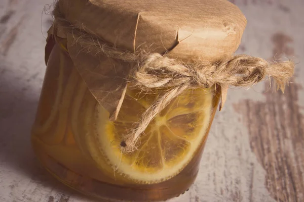 Винтажное фото, лимон с медом в стеклянной банке, концепция здорового питания — стоковое фото