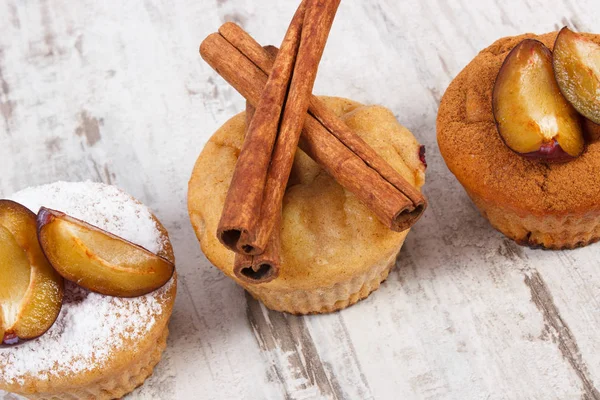 Magdalenas con ciruelas en polvo de azúcar y canela, delicioso postre — Foto de Stock