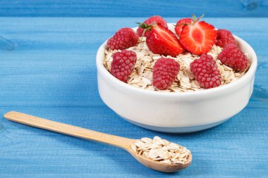 Kaşık ve çilek ve ahududu, sağlıklı yaşam ve beslenme ile yulaf gevreği