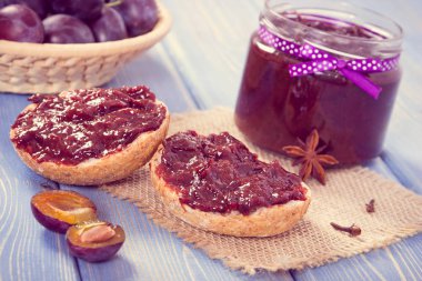 Vintage Fotoğraf, ev yapımı Erik marmelat ya da reçel, sağlıklı tatlı Kahvaltı veya tatlı kavramı ile sandviç