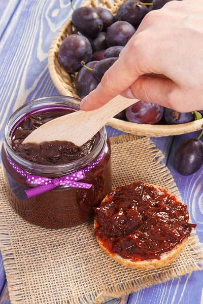 Ev yapımı Erik marmelat ya da reçel, tatlı Kahvaltı veya tatlı kavramı ile sandviç hazırlama