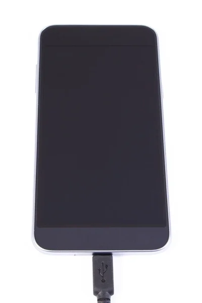 Teléfono móvil con enchufe conectado del cargador sobre fondo blanco, carga de teléfonos inteligentes — Foto de Stock
