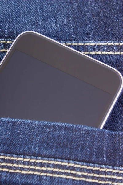 Teléfono móvil con pantalla en blanco en jeans de bolsillo — Foto de Stock