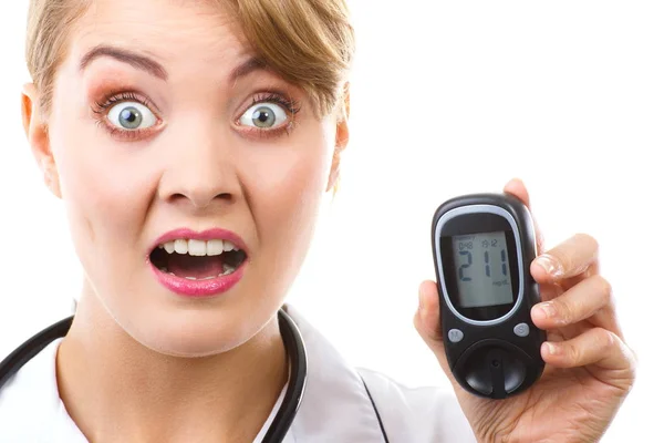 Geschokt vrouw met glucometer met slecht resultaat van de meting suikerniveau, concept van diabetes — Stockfoto