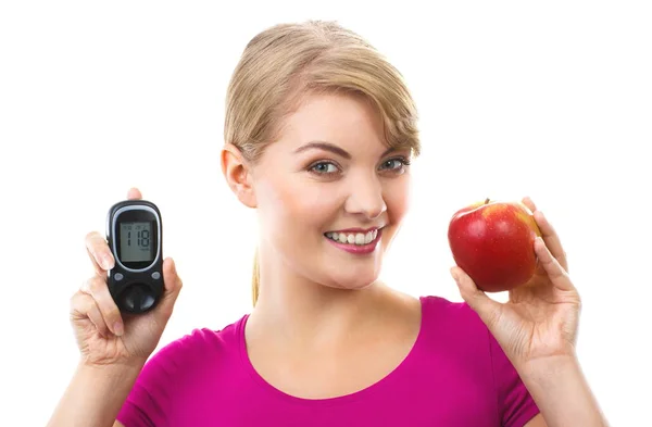 Ölçme ve kontrol şeker düzeyi kavramı glikoz metre ve taze elma, tutan mutlu kadın — Stok fotoğraf