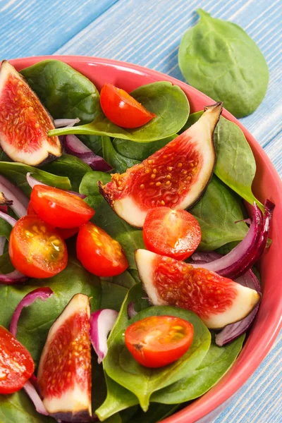 Ensalada de frutas y verduras recién preparadas, estilo de vida saludable y concepto nutricional —  Fotos de Stock