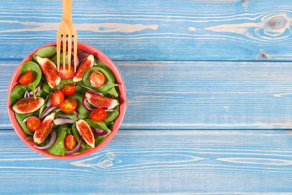 Meyve ve sebze salatası ahşap çatal, sağlıklı beslenme, kavramı ile kurullarında metin için yer kopyalayın