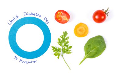 Mavi daire sembolü olarak Dünya Diyabet Günü ve taze sebze, sağlıklı beslenme hastalık sırasında