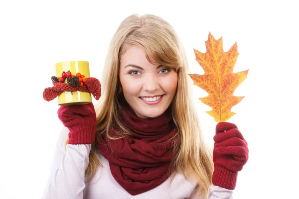 Felice ragazza sorridente in guanti tenendo decorato tazza di tè e foglia autunnale — Foto Stock