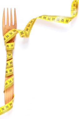 Santimetre, kilo kaybetmek ve sağlıklı yaşam, kopya alanı üzerinde beyaz metin için kavram tahta çatal sarılı