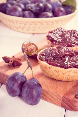 Vintage Fotoğraf, taze sandviç Erik reçeli veya ahşap kesme tahtası, Kahvaltı kavramı üzerinde reçel ile hazırlanmış.