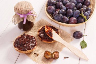 Bıçak, Erik reçeli veya reçel jüt çuval bezi, hazırlık kahvaltı kavramı üzerinde sandviç