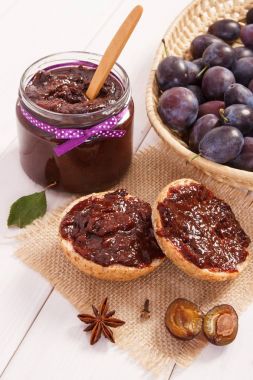 Erik reçeli veya reçel jüt çuval bezi, hazırlık kahvaltı kavramı üzerinde sandviç