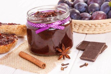 Erik reçeli veya reçel Cam Kavanoz, meyve ve çikolata, tatlı tatlı kavramı