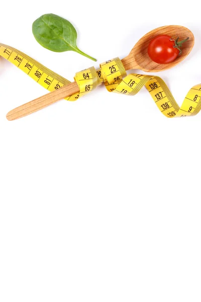 Cucchiaio avvolto in centimetro e spinaci freschi con pomodoro, concetto di perdere peso e nutrizione sana — Foto Stock