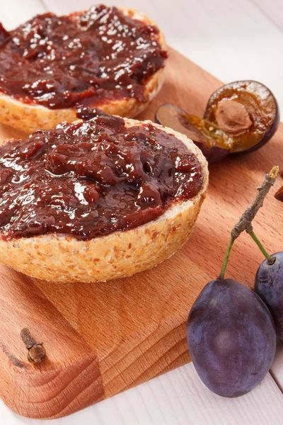 Erik ile taze hazırlanmış sandviç ahşap kesme tahtası üzerinde kahvaltı kavramı jam