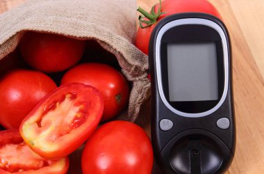 Domates jüt çanta ve glikoz metre kontrol etmek için düzey, sağlıklı yaşam ve beslenme kavramı şeker